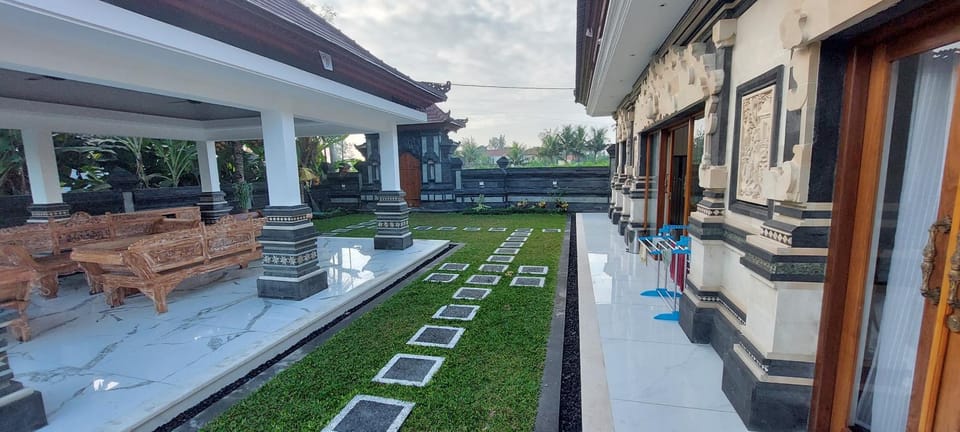 Property building, Patio, Day, Garden, Garden view