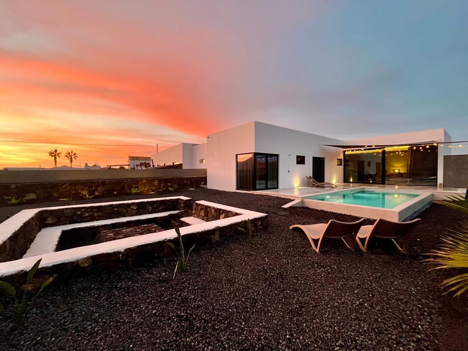 Property building, Pool view, Swimming pool, Sunset, sunbed