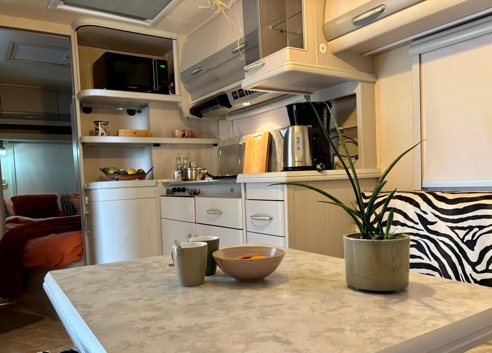 Kitchen or kitchenette, Seating area, Dining area
