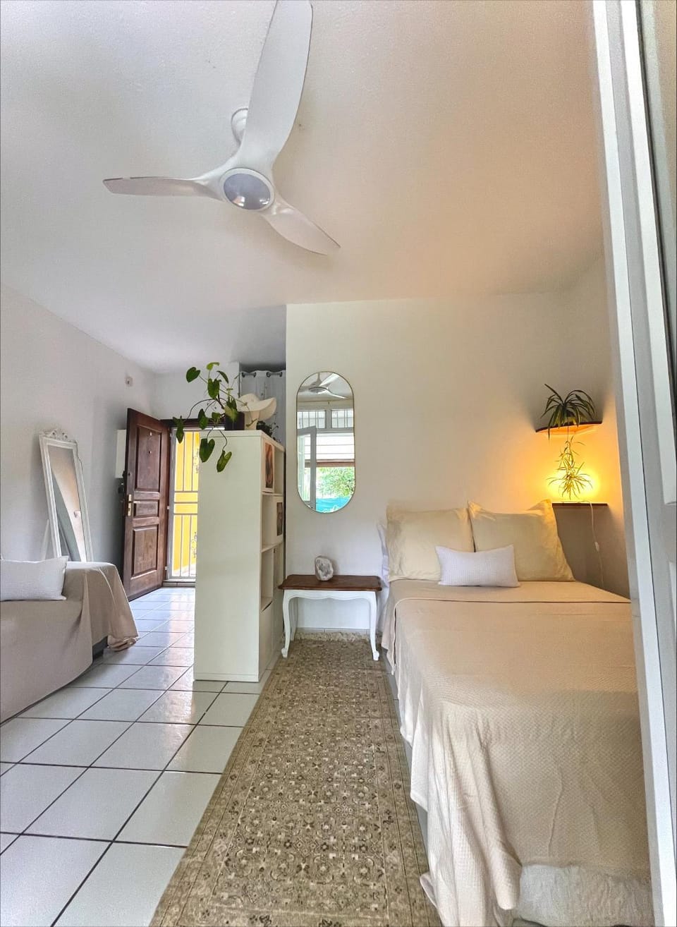 Bed, Library, Photo of the whole room, Seating area, wardrobe, air conditioner
