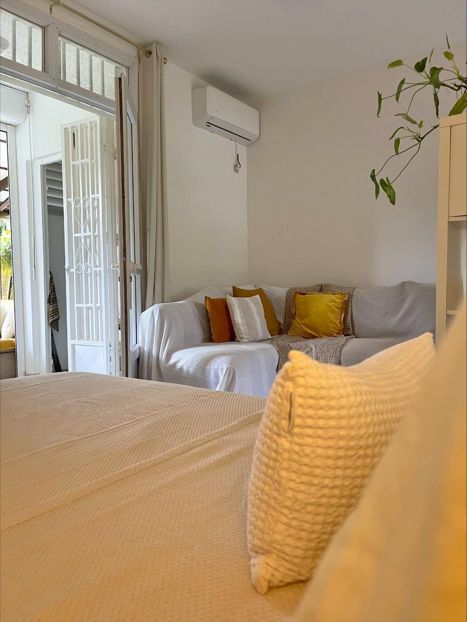 Bed, Photo of the whole room, Bedroom, internet, air conditioner