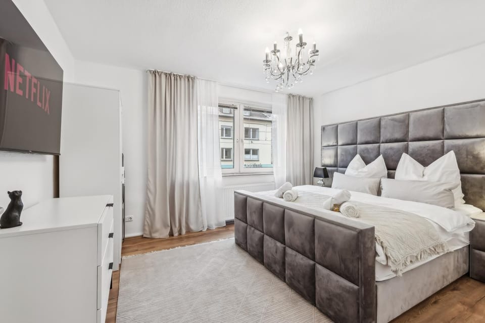 Bed, TV and multimedia, Photo of the whole room, Bedroom, towels