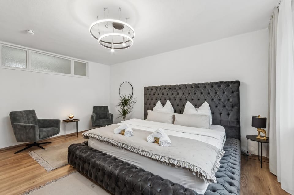 Bed, TV and multimedia, Seating area, Bedroom, towels