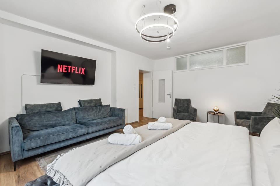 Bed, TV and multimedia, Photo of the whole room, Seating area, Bedroom, towels