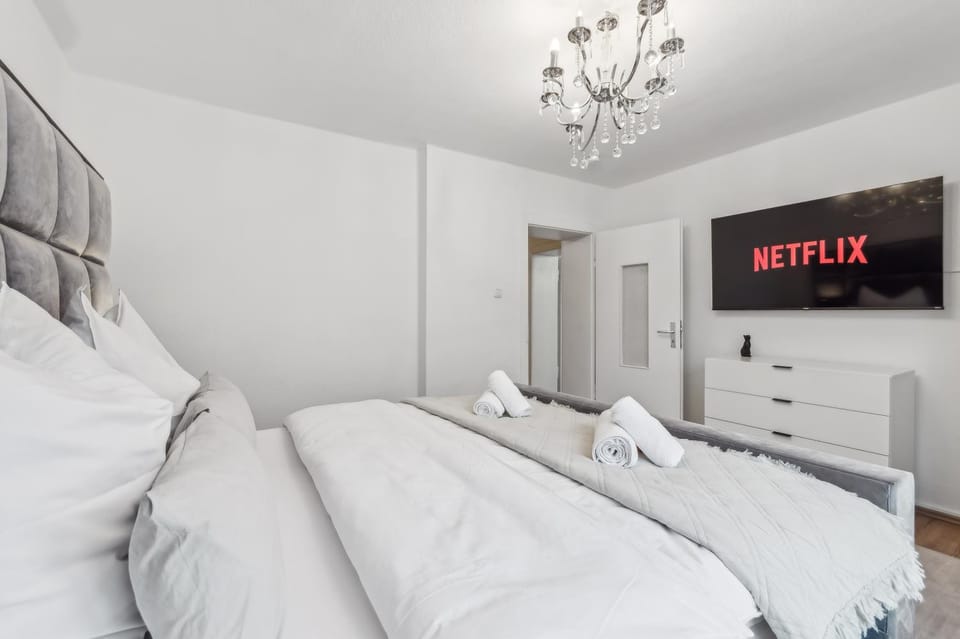 Bed, TV and multimedia, Photo of the whole room, Bedroom, towels