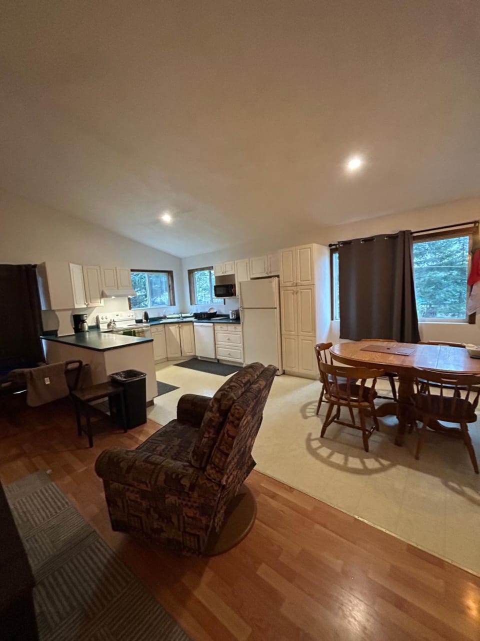 Kitchen or kitchenette, Dining area