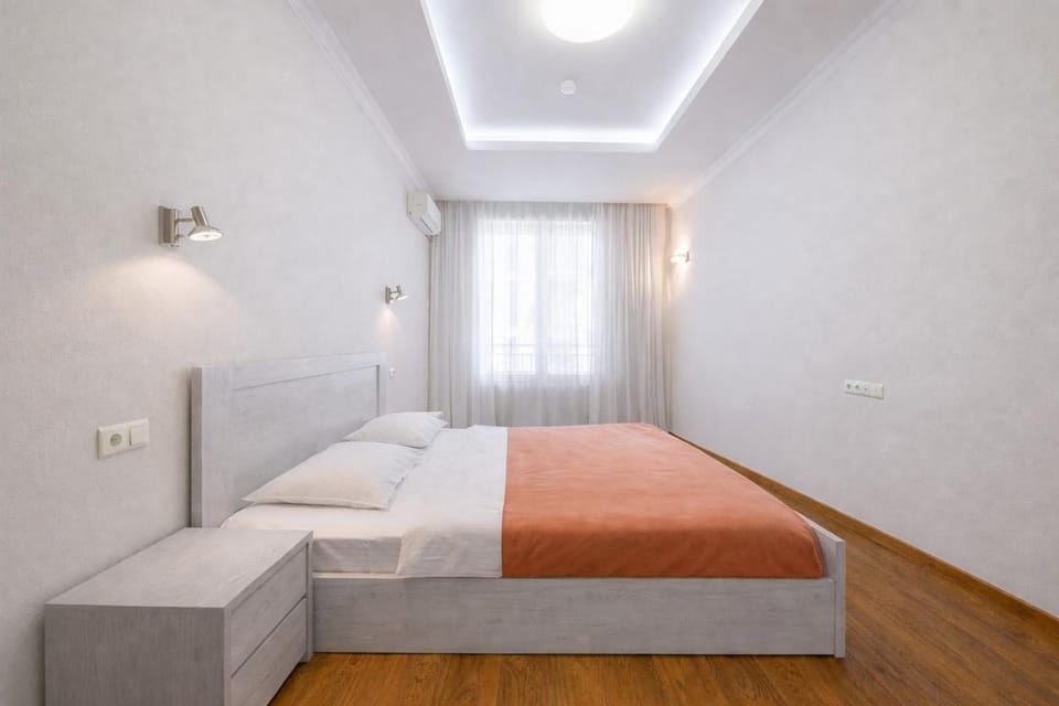 Photo of the whole room, Bedroom, towels