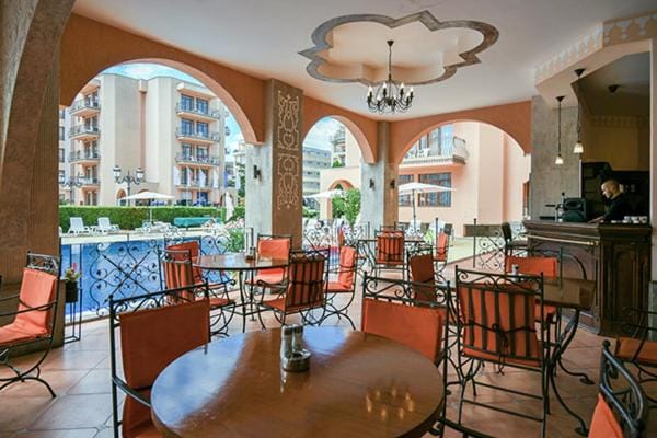 Restaurant/places to eat, Balcony/Terrace, Lounge or bar