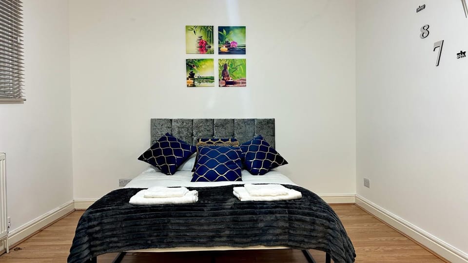 Stunning 5BR Apartment in Mill Hill 20 mins to Central London Apartment in Edgware