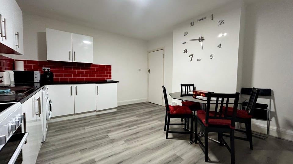 Stunning 5BR Apartment in Mill Hill 20 mins to Central London Apartment in Edgware