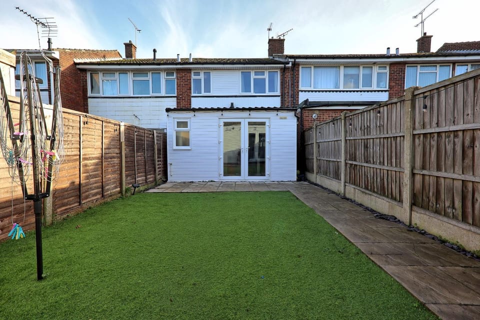 Contemporary 3BR Home 2 Baths, Garden & Drive House in Grays