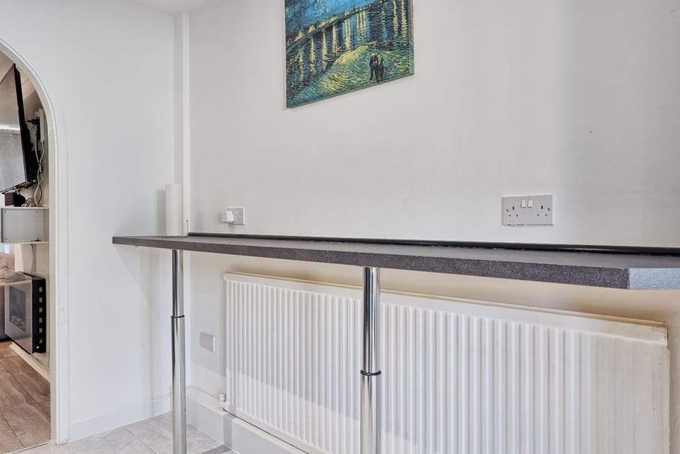 Contemporary 3BR Home 2 Baths, Garden & Drive House in Grays
