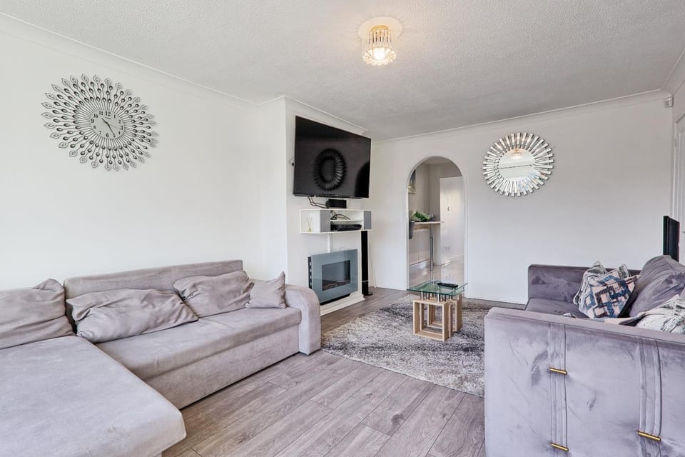 Contemporary 3BR Home 2 Baths, Garden & Drive House in Grays