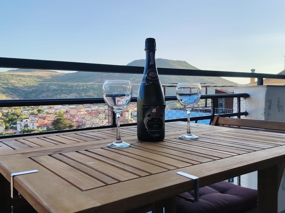Natural landscape, View (from property/room), Balcony/Terrace, Dining area, Mountain view
