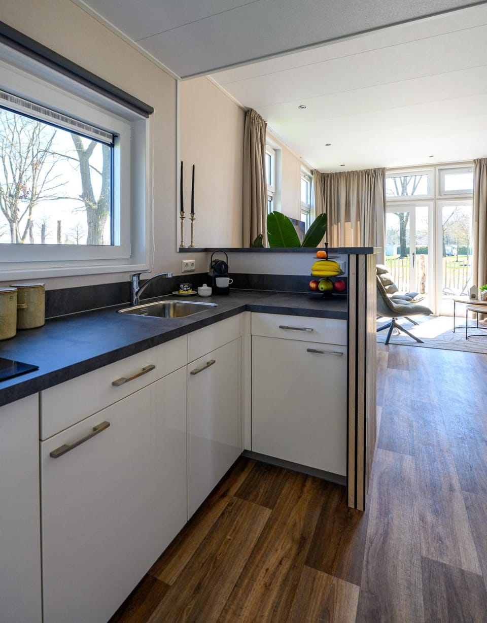 Modernes Chalet New Port 067 mitten im Grünen mit eigener Terrasse am Wasser Nr 67 Apartment in Nettetal