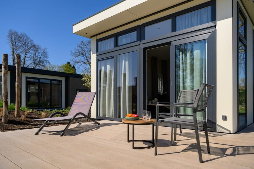 Modernes Chalet New Port 067 mitten im Grünen mit eigener Terrasse am Wasser Nr 67 Apartment in Nettetal