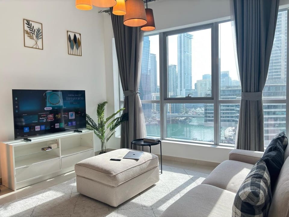 Communal lounge/ TV room, TV and multimedia, Living room, Seating area, Evening entertainment