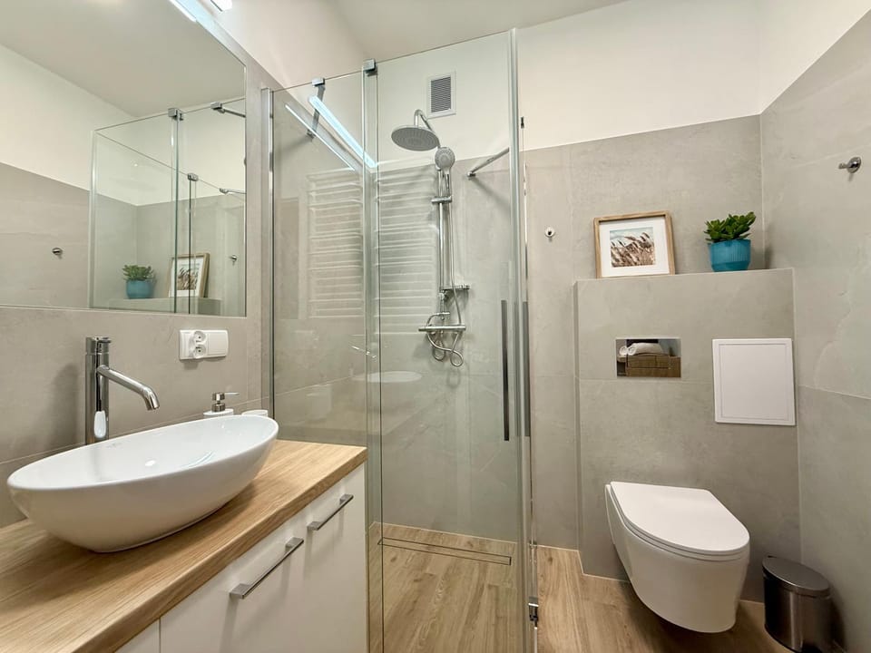 Shower, Toilet, Bathroom, towels