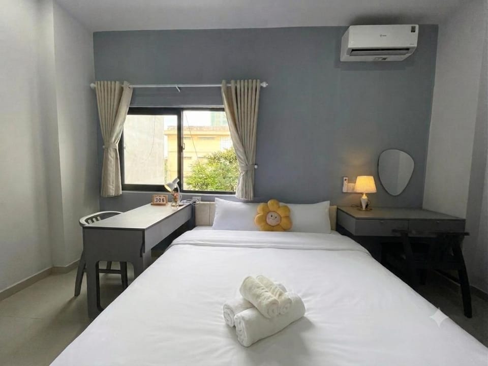 Bed, Photo of the whole room, Bedroom, towels, air conditioner