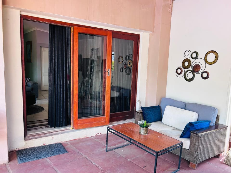 Cozy pool side cottage Apartment in Roodepoort