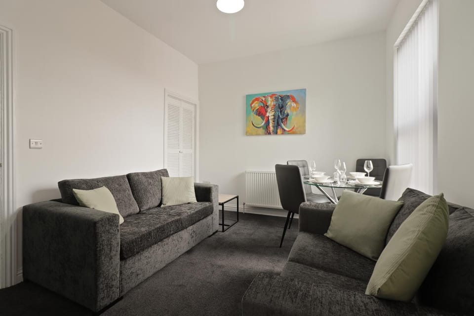 2 Bed Apartment in Chesterfield with FREE parking - Sleeps upto 5 - PERFECT for Workers & Professionals - Hosted by StayHostSave Apartment in Chesterfield