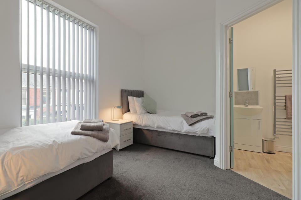 2 Bed Apartment in Chesterfield with FREE parking - Sleeps upto 5 - PERFECT for Workers & Professionals - Hosted by StayHostSave Apartment in Chesterfield