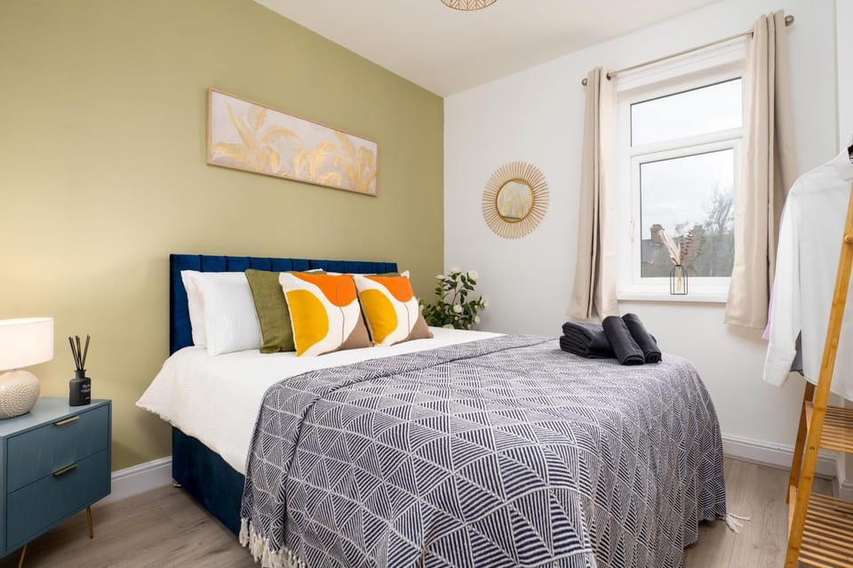 Luxury Spacious Home - Parking - Garden - Sleeps 8 House in Grimsby