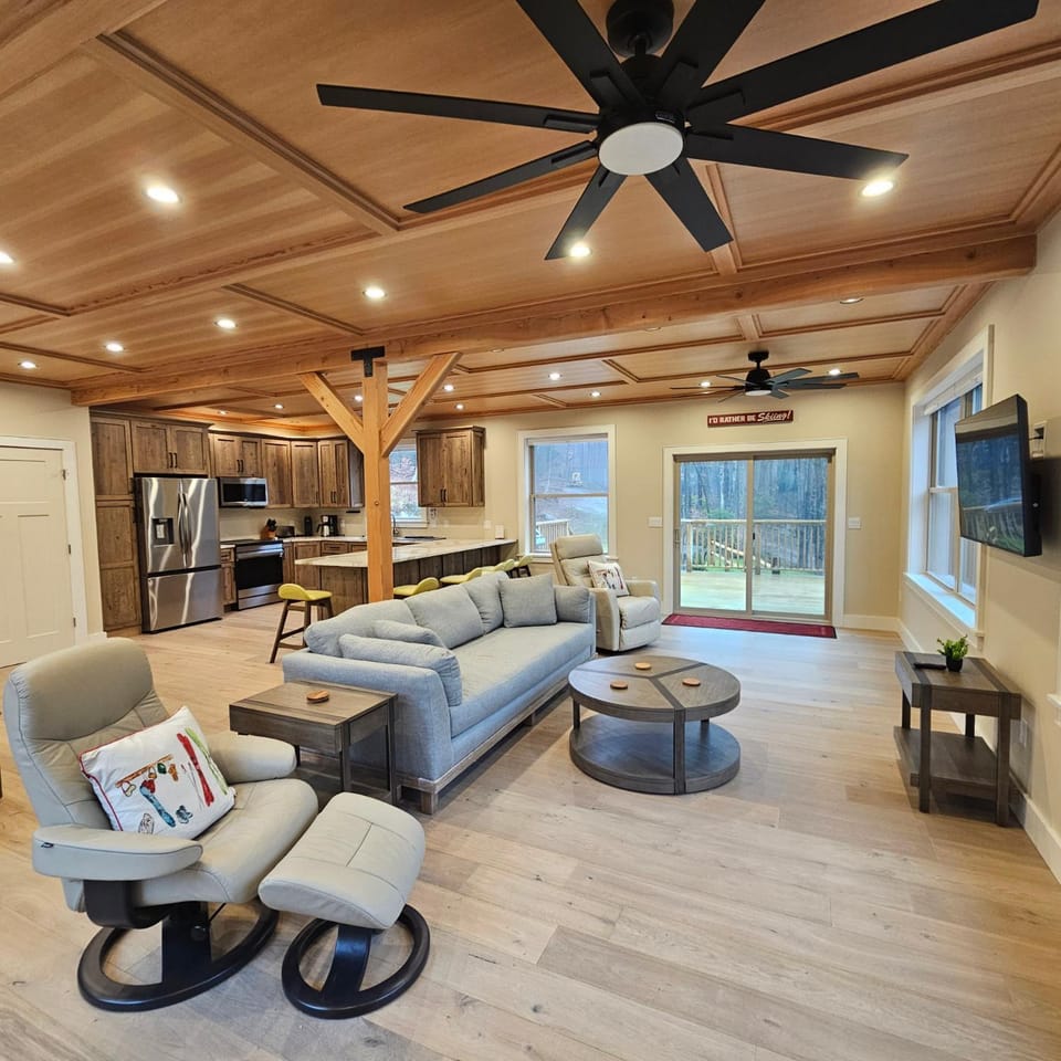 Powder Run - Modern 3BR Basecamp with Hot Tub, AC, EV Charger & Flat Parking House in Pittsfield
