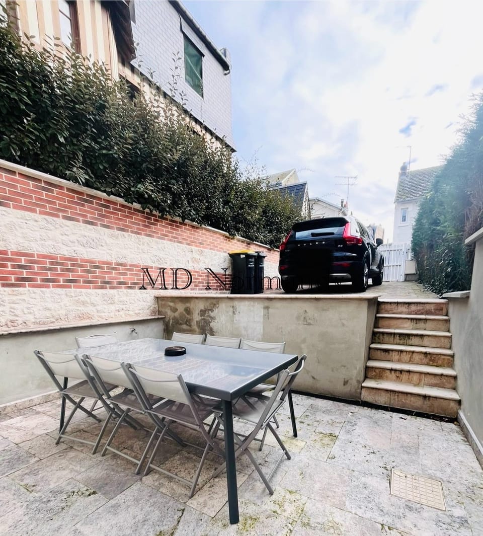 Patio, Dining area, Parking