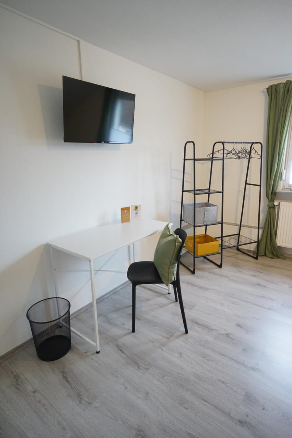 TV and multimedia, Photo of the whole room, Seating area, Bedroom, wardrobe