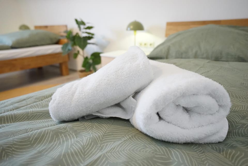 Bed, Bedroom, towels