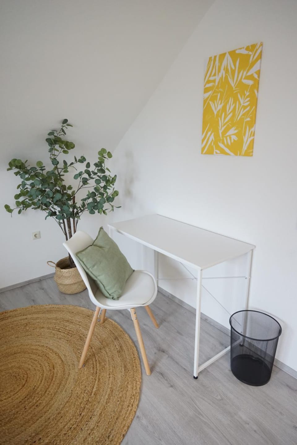 Photo of the whole room, Seating area