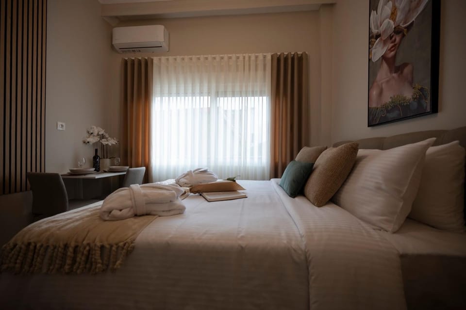 Bed, Photo of the whole room, Bedroom, towels, air conditioner