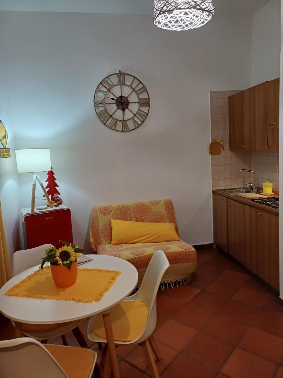 Kitchen or kitchenette, Living room, Seating area, Dining area