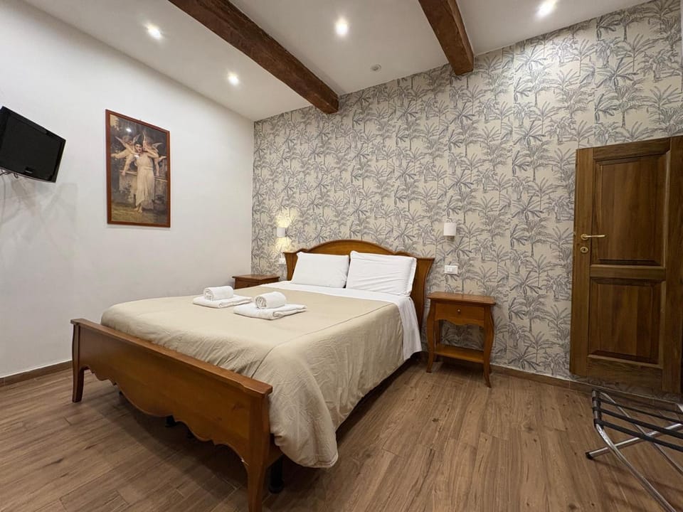 Bed, TV and multimedia, Photo of the whole room, Bedroom, towels, wardrobe