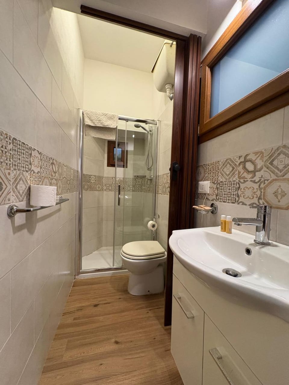 Shower, Toilet, Bathroom, towels