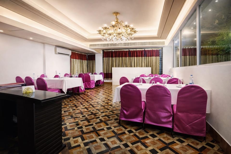 Restaurant/places to eat, Dining area, Meeting/conference room