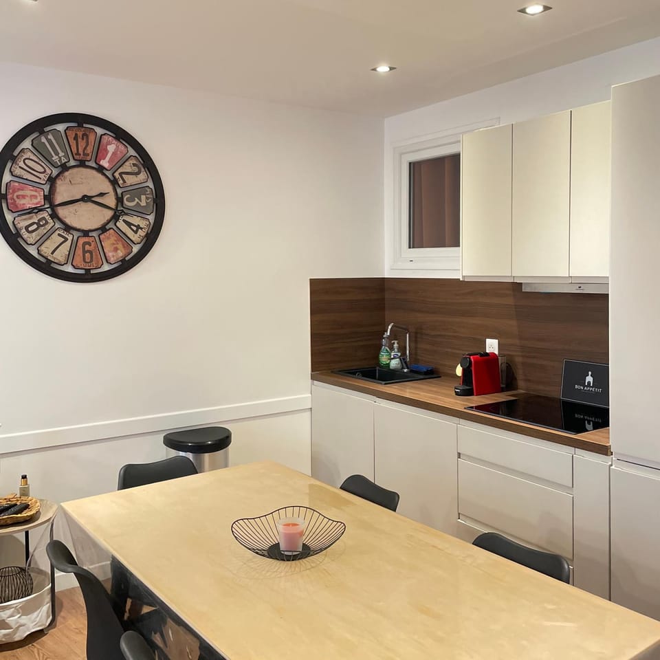 Coffee/tea facilities, Dining area, stove, kitchen