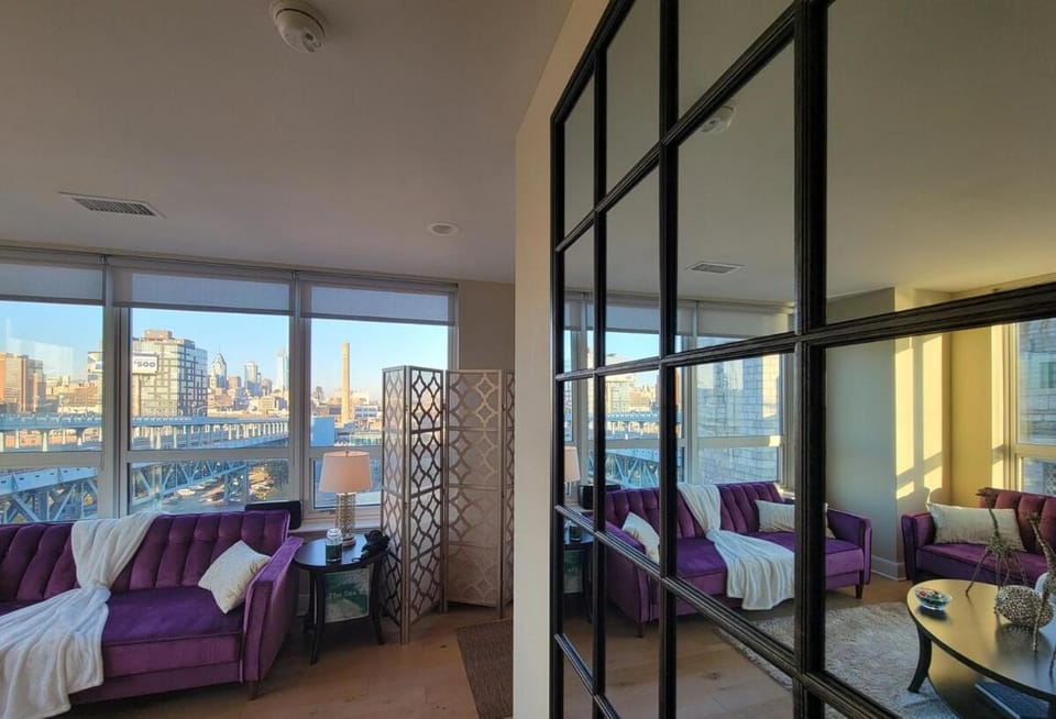 Stay Like A Boss- Penthouse-Views- Convention Center- Free Parking Apartment in Penns Landing