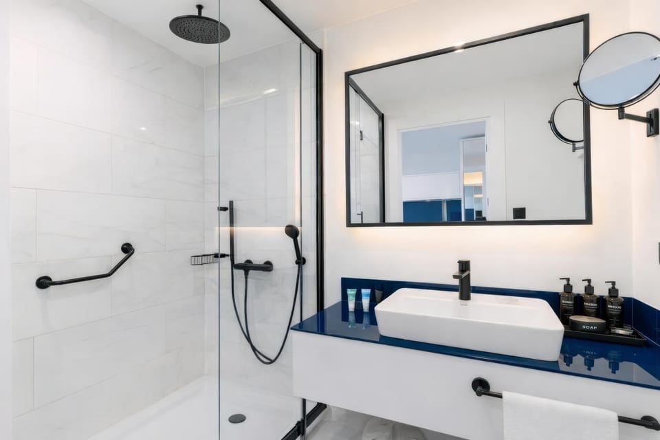 Shower, Bed, Bathroom, Photo of the whole room, Bedroom