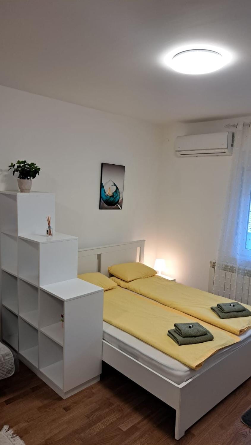 Bed, Bedroom, air conditioner