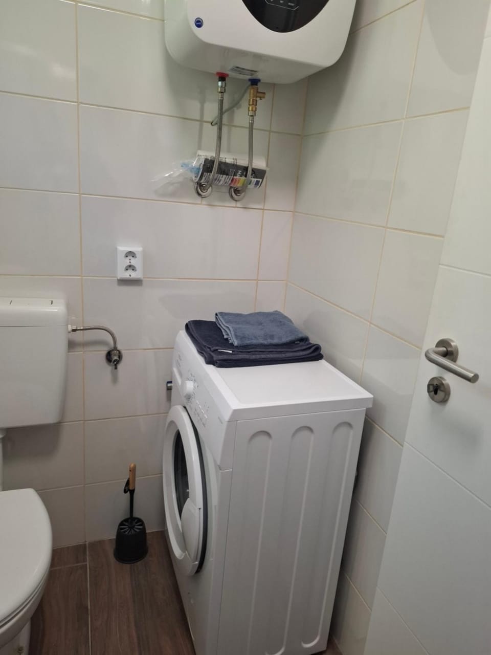 Toilet, Bathroom, washing machine