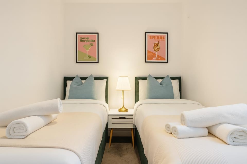 Spacious Retreat 5 Beds Sleeps 8 Free Parking Apartment in London Borough of Southwark