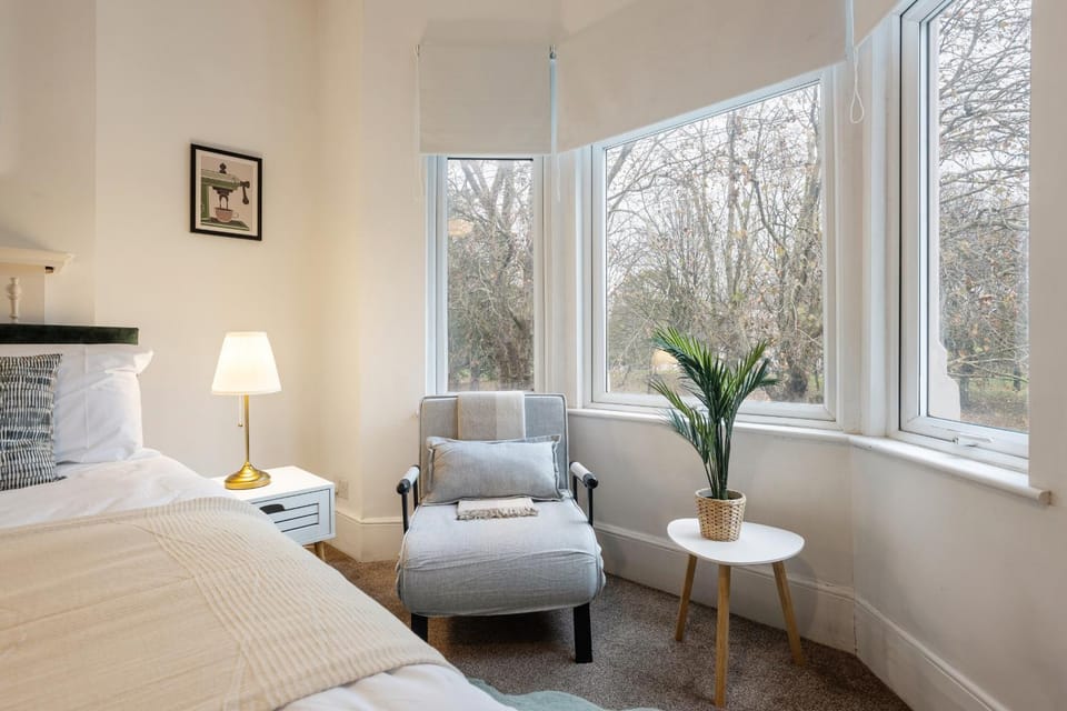 Spacious Retreat 5 Beds Sleeps 8 Free Parking Apartment in London Borough of Southwark