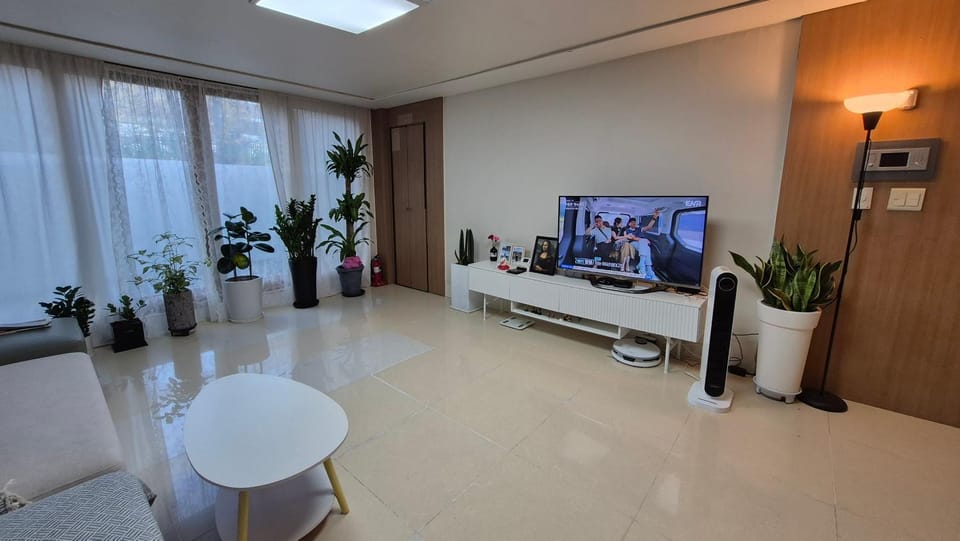 Communal lounge/ TV room, Living room, Seating area