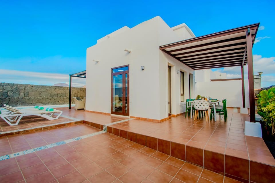 Property building, Solarium, Balcony/Terrace, Swimming pool, Parking