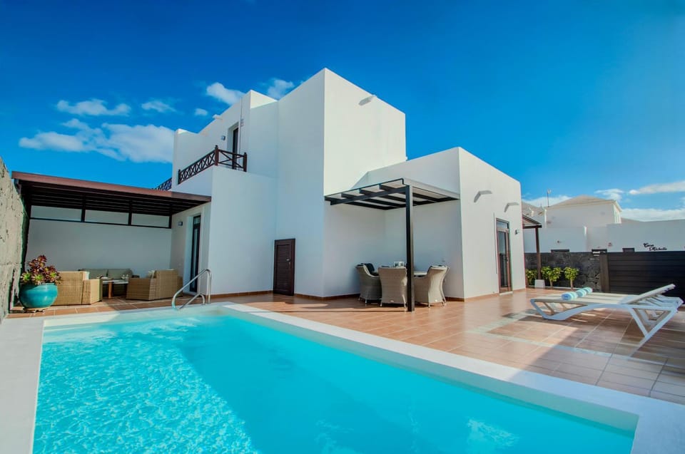 Patio, Day, View (from property/room), Balcony/Terrace, Pool view, Swimming pool, Swimming pool, sunbed