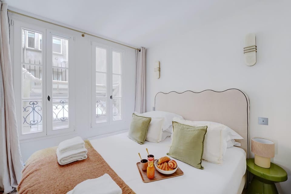 Bed, Bedroom, towels