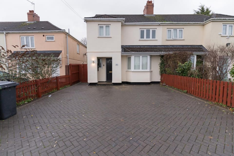 Property building, Day, Neighbourhood, Parking
