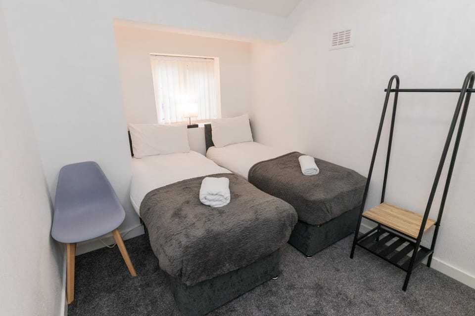 Bed, Photo of the whole room, Bedroom, towels